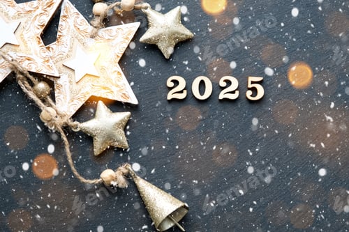 Visualização: Feliz Ano Novo Letras de madeira e os números 2025 em fundo preto festivo com lantejoulas, estrelas,