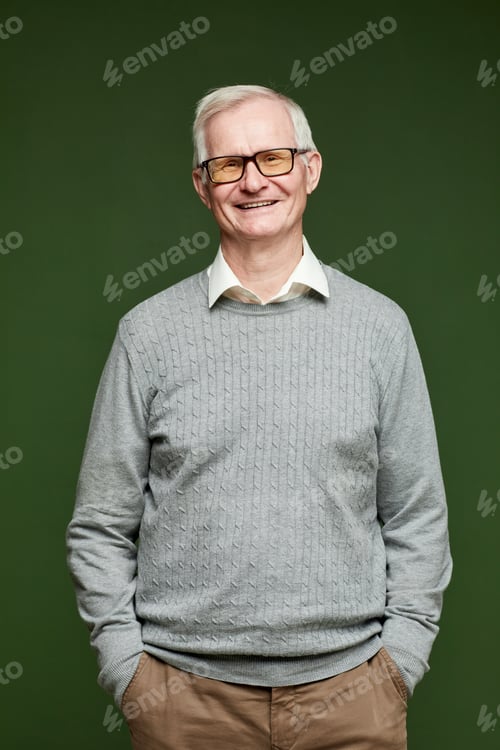 Preview: Cheerful elderly man in casual clothes