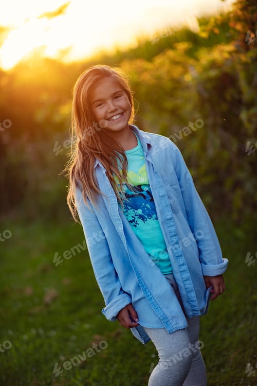 Visualização: Garota no campo durante uma noite de verão