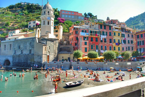 Preview: Beach in Vernazza, cinque terre, Italy