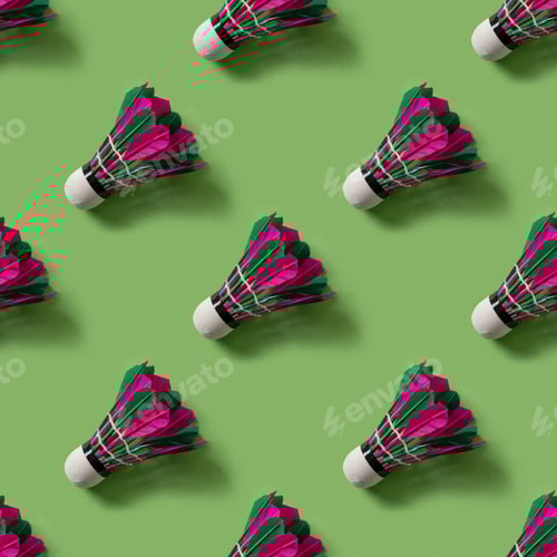 Vista previa: Patrón sin fisuras de coloridos volantes de plumas de bádminton sobre verde.