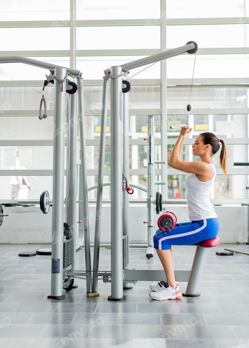 Preview: Young woman training in the gym