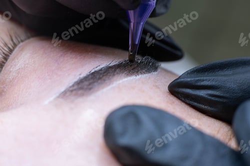 Preview: During the procedure of permanent makeup, the cosmetologist carefully designs the ideal shape for