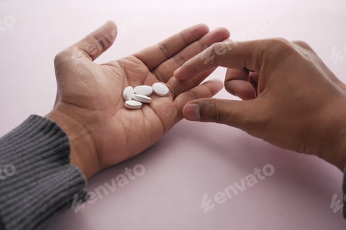 Vista previa: foto pov de hombres escogiendo píldoras médicas a mano