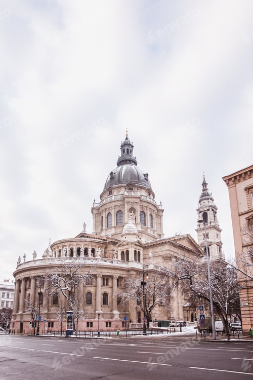 Preview: Saint Stephen basilica in winter cover snow, Budapest, Hungary