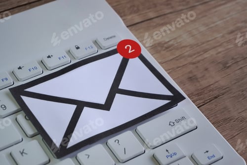 Preview: New email notification on top of keyboard.