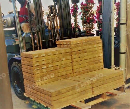 Preview: Fork Lift Carrying a Pallet of Bricks!