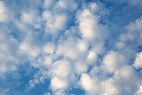 Vorschau: Weiße Cumuluswolken am blauen Himmel. Hintergründe mit einem Muster aus Fernlichtwolken
.