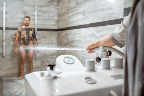 Visualização: Homem tomando banho de alta pressão no salão de spa