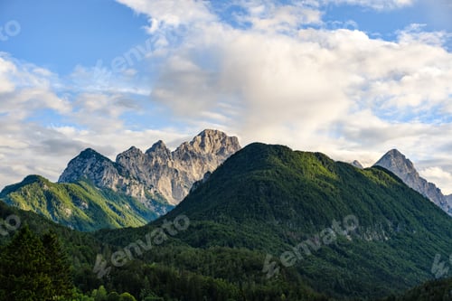 Vorschau: Wunderschöne Landschaft und alpine Landschaft mit Hügeln und Bergen in den Julischen Alpen in Slowenien.