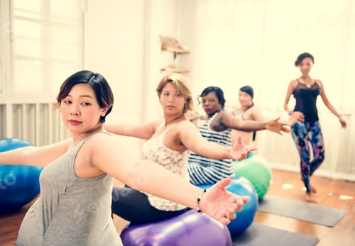 Preview: Pregnant woman in yoga class
