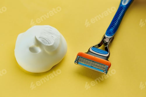 Preview: Skin care products, razor and shaving foam