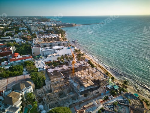 Vista previa: Vista aérea del horizonte de Playa del Carmen rodeada por una playa de arena y el mar