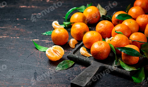 Preview: Fragrant fresh tangerines on a cutting board.