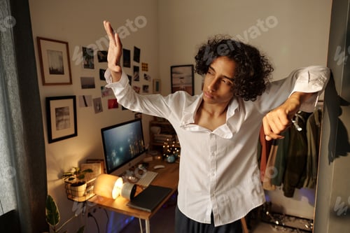 Preview: Looking at daylight through fingers