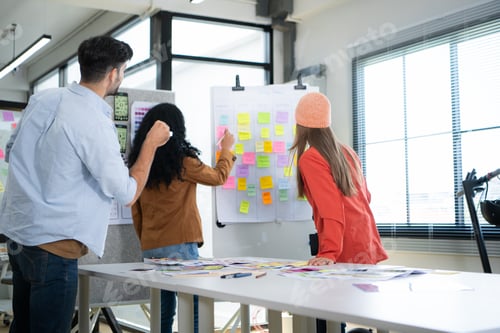 Preview: Multiethnic young business people working together in modern office, Collaborate to designing an app