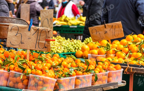 Preview: Oranges and other fruits at the market.