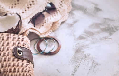Preview: a female bag with a hat on a wooden background
