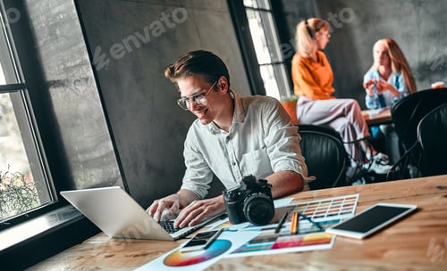 Preview: Young cheerful photographer