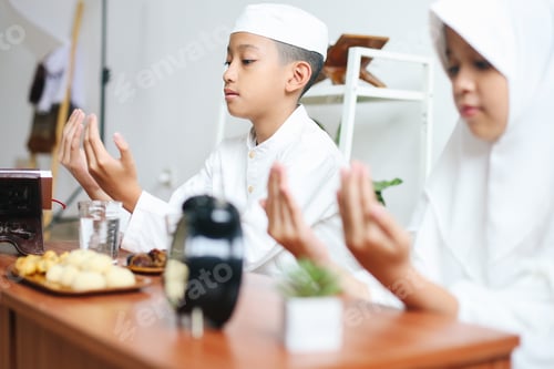 Preview: Muslim Kids Praying Before Eating Iftar Food