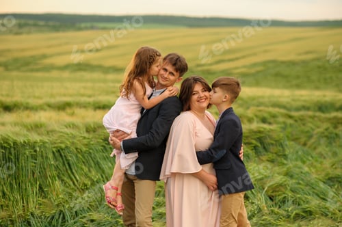 Visualização: Pai, mãe, filho e filha em um campo de trigo.