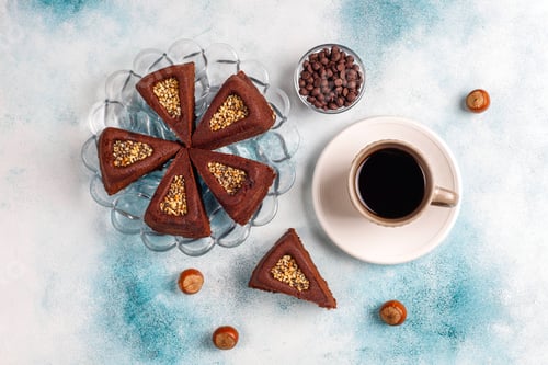 Preview: Sliced brownie cake with hazelnuts.