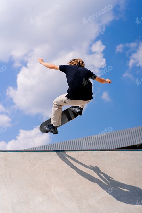 Preview: A young guy skater does a stunt on the edge of a skatepool