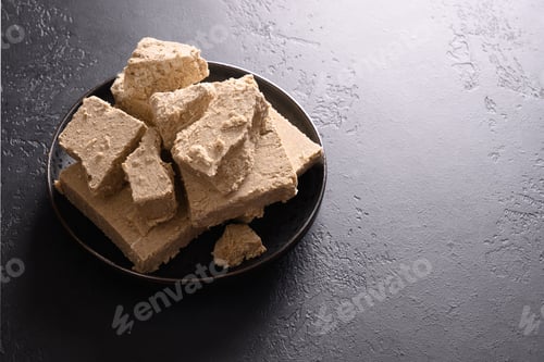 Preview: Sweet dessert halva prepared from sunflower seeds.