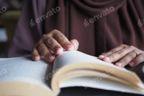 Vista previa: Close up of women hand turning a pager of a diary