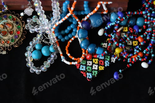 Preview: wooden jewelery chest and various jewelries