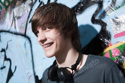Vista previa: Germany, Berlin, Teenage boy with headphones, smiling