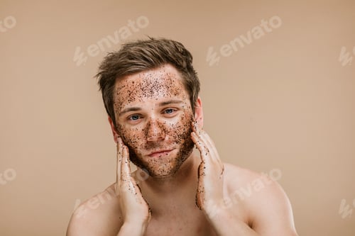 Preview: Man using facial scrub