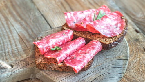 Vorschau: Sandwiches mit Salami auf dem Holzbrett