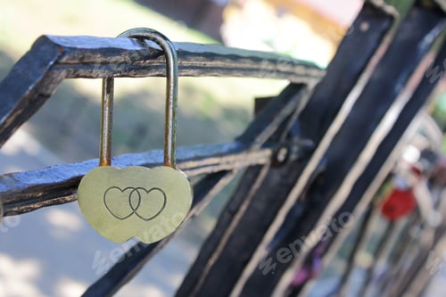 Preview: The heart-shaped castle symbolizes loyalty and love. The tradition of hanging a castle on the bridge