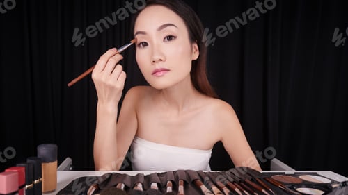 Preview: Doing make-up