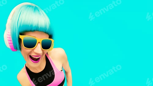 Preview: Glamorous party dj girl in bright clothes on a blue background l