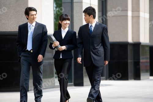 Preview: Three business professionals in front of skyscraper
