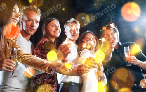 Visualização: Grupo de jovens alegres festejam e comemoram o ano novo em ambientes fechados