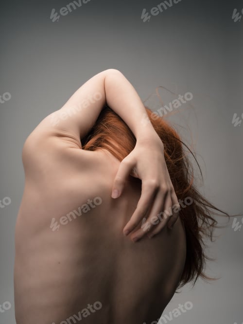 Preview: woman with red hair stands back ribs figure