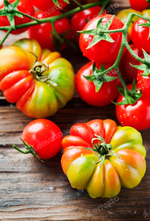 Preview: Sweet italian tomatoes on the wooden table