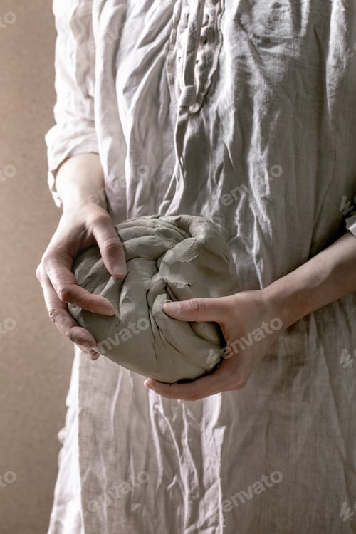 Preview: Pottery clay in femail hands