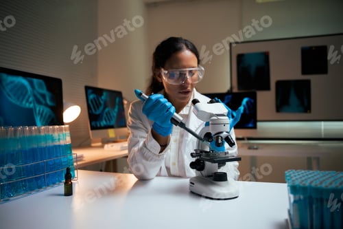 Preview: Female scientist doing genetic research in laboratory
