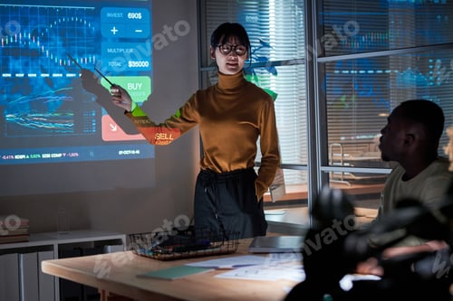 Preview: Businesswoman holding conference for colleagues