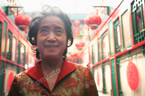Preview: Portrait of senior woman in Chinese traditional clothing