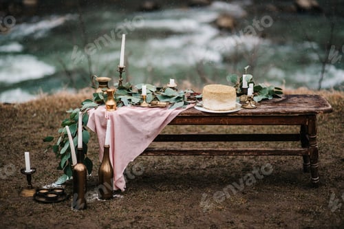 Preview: wedding decor with a golden cake