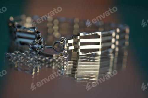 Preview: there is a silver bracelet with silver strips and a diamond in it