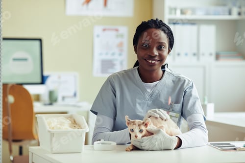 Preview: Smiling Veterinarian with Exotic Cat