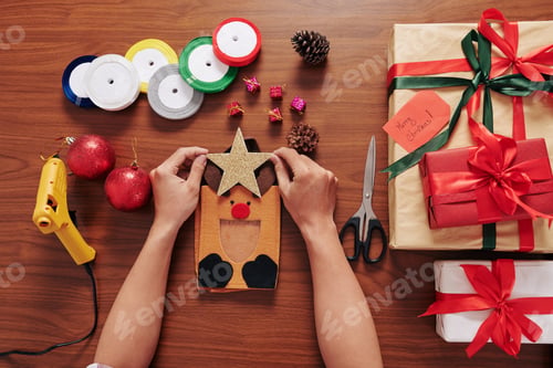 Preview: Person making deer Christmas bag