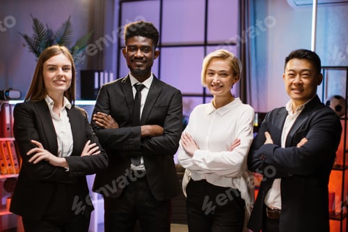 Preview: Portrait of diverse office team posing with arms crossed indoors