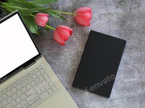 Visualização: Livro preto de tulipas e laptop com maquete de tela em branco, compatível com sobreposição de texto, espaço de trabalho, layout plano